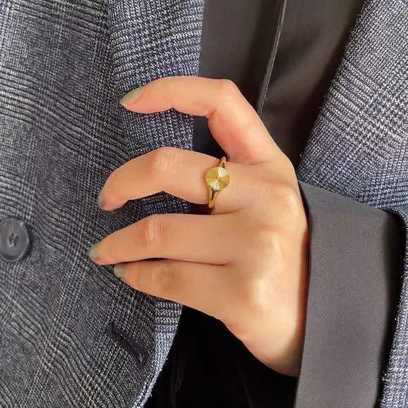 18K Gold Plated Soleil Sunburst Signet Ring - Picture 5 of 8